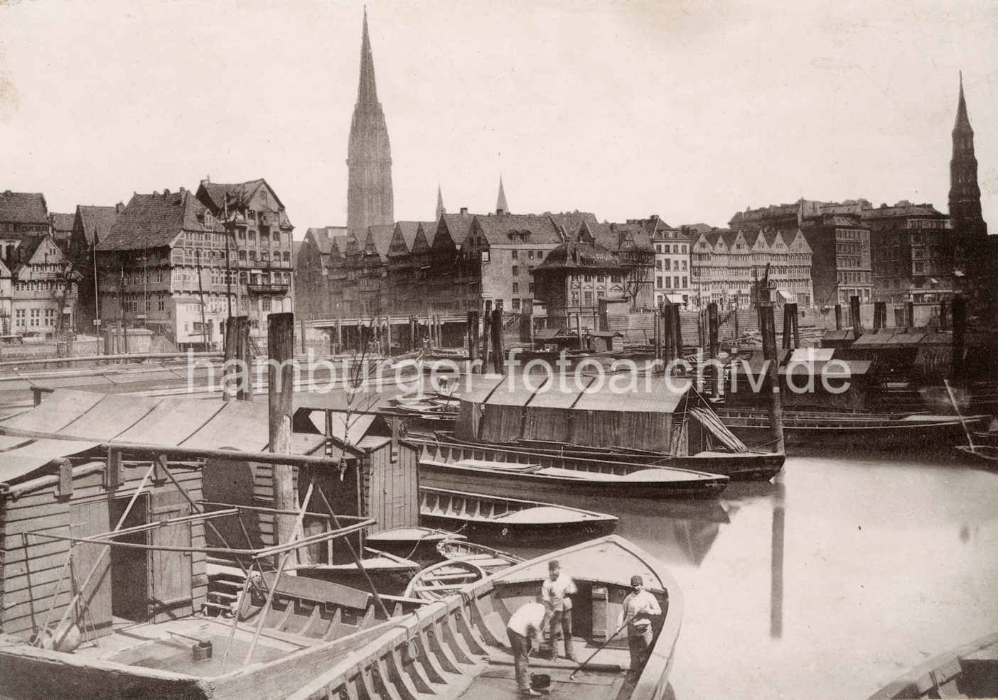 X000131 Historische Fotografie von der Hamburger Altstadt; Arbeitsboote liegen im Binnenhafen. | Binnenhafen - historisches Hafenbecken in der Hamburger Altstadt.